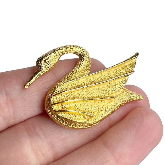 Vintage Dubarry Fifth Ave Gold Tone Swan Textured Brooch Pin - Picture 1 of 8